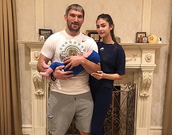 «Мы любим тебя»: Шубская и Овечкин показали сына