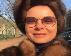 Фанаты сравнили Королеву с «бабулей» за одежду