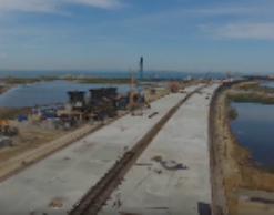 Первые 200 метров Крымского моста покрыли асфальтом