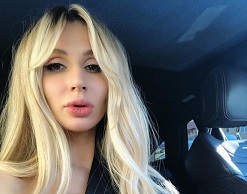 Лобода показала фото семьи с загадочной мужской рукой