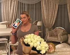 Волочкова похвасталась подаренным iPhone X