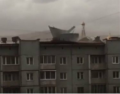 В Чите ветром сорвало крышу многоэтажного дома