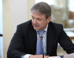 Ткачев назвал укрепление рубля ударом по экономике