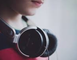 Как слушать музыку в наушниках и не лишиться слуха