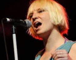 Известная певица Sia стала бабушкой в 44 года