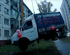 Алтайский Ромео поднял «Газель» к окну любимой