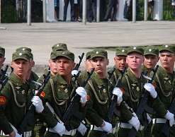 Красотка заманила в военкомат 30 призывников