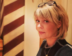 Юлия Меньшова купила «платье мечты» 30 лет спустя