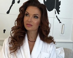 Эвелина Бледанс переживает, что длинные волосы старят