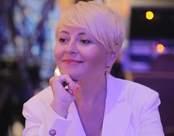 Анжелика Варум виртуозно играет в карты