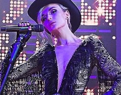 Полина Гагарина вышла на "Голос.Дети" с декольте до пупа