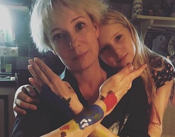 Дочка Чулпан Хаматовой сделала маме татуировки