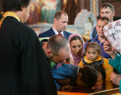 Паломников пустили к мощам Николая Чудотворца в Питере